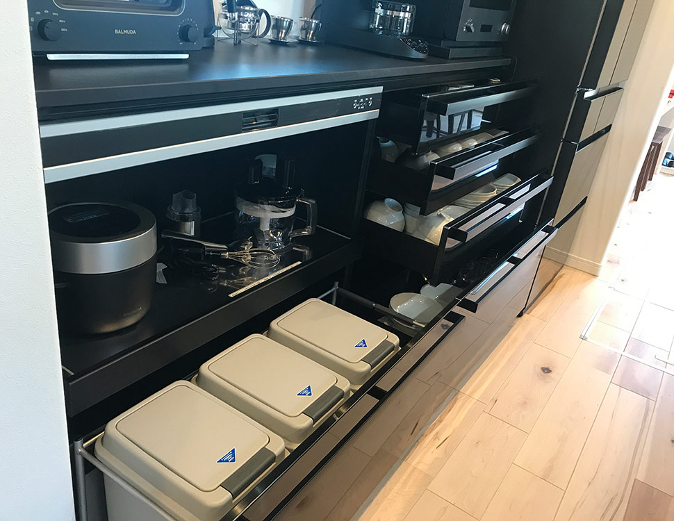 料理を日常的にされるママにとって、充分すぎるほどのキッチン収納。手家電や食器などのキッチン小物を手の届く高さに整理整頓できます。