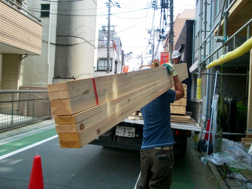 ブライト武蔵小山 上棟 - コトブキホームビルダー|目黒区・品川区の狭小地での注文住宅を手掛ける工務店 ブライト武蔵小山 上棟 プレカット集成材 荷上げ屋さん