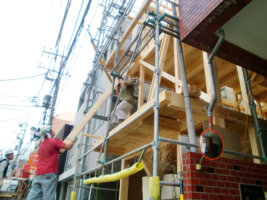 ブライト武蔵小山 上棟 - コトブキホームビルダー|目黒区・品川区の狭小地での注文住宅を手掛ける工務店 プレカット集成材 荷上げ屋さん